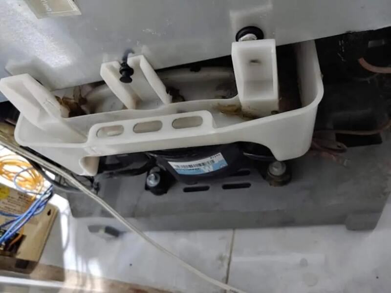 khay nước sau tủ lạnh