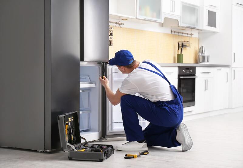 tủ lạnh bị nóng bên ngoài có sao không